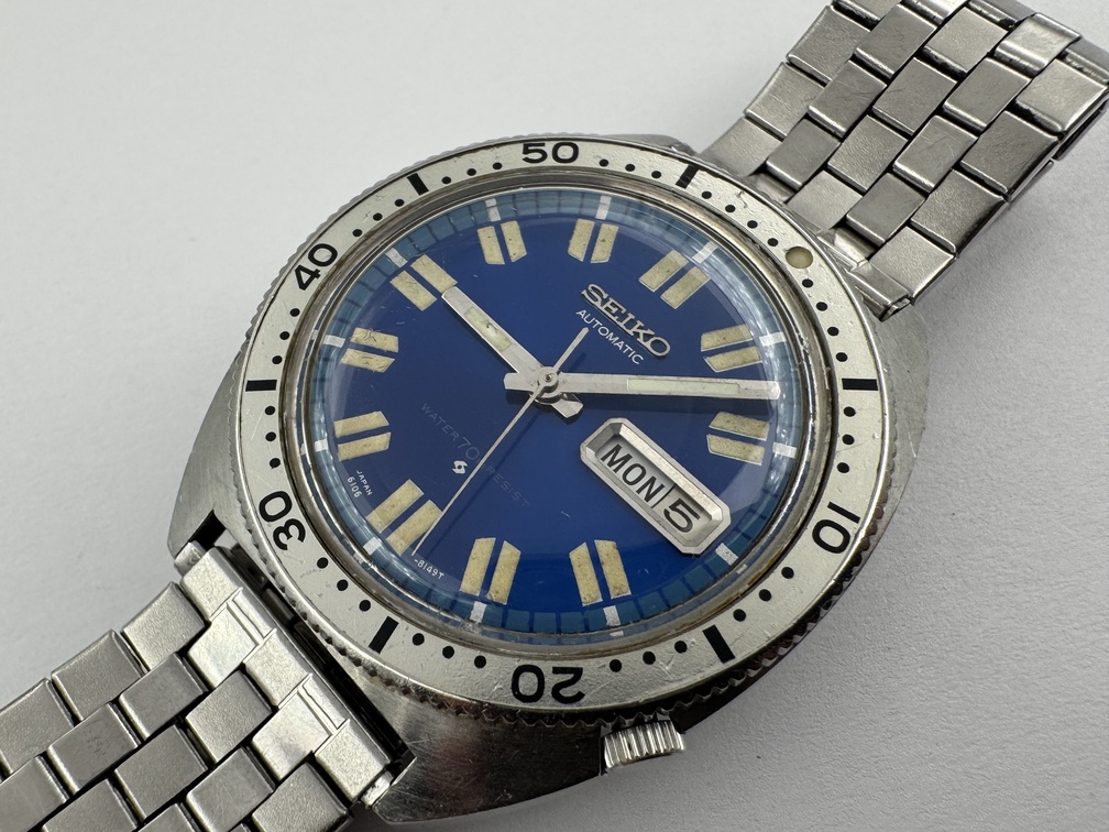 Vintage SEIKO 6106-8109 Skin Diver Automatic Blue Chevron Dial Cal 6106B - 38 mm