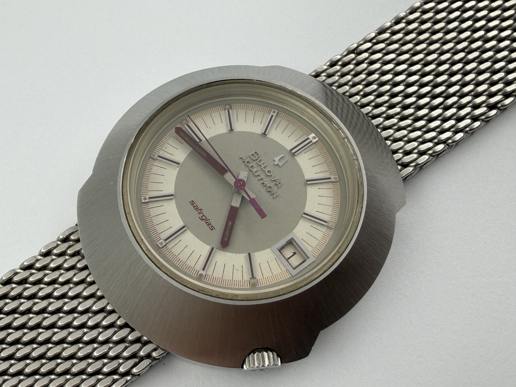 Vintage Bulova Accutron N1 "Sputnik" Safirglas Gray/Red Dial Cal 2181F - 40 mm
